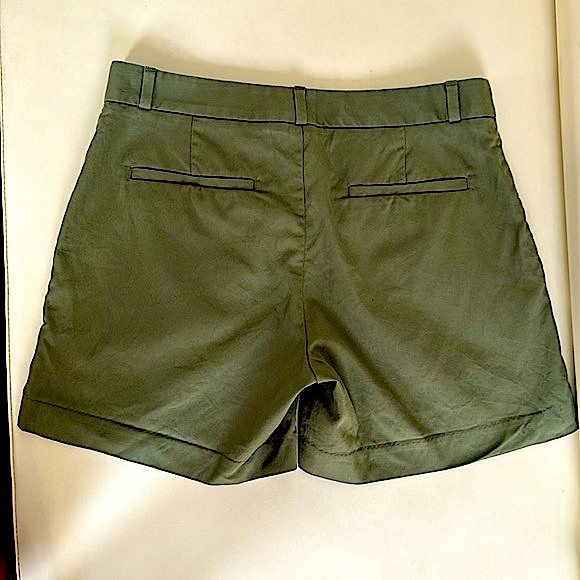 Banana Republic 5" Olive Green Shorts! - Picture 4 of 5